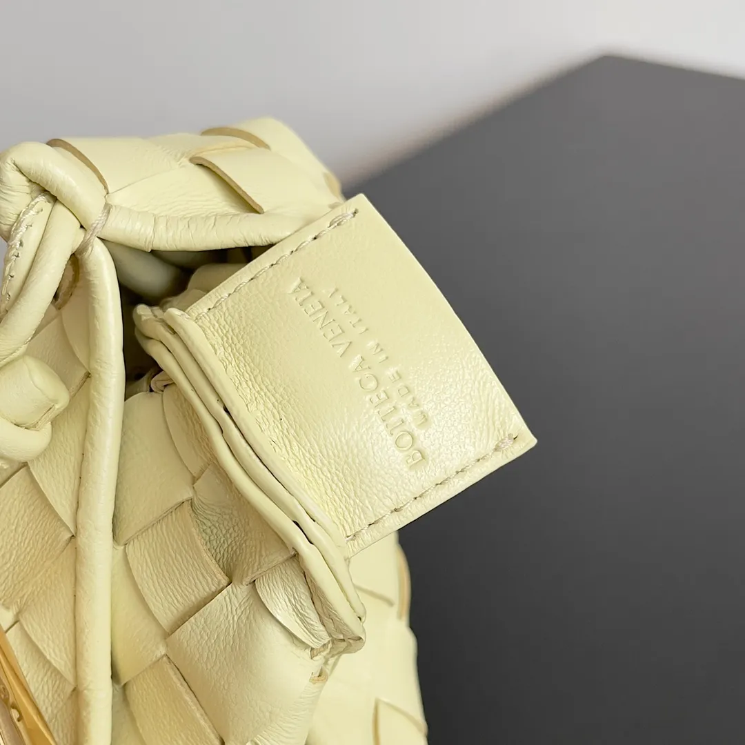Batch of 1260 BV Mini Sardine is coming‼ ️Super high-end, stainless steel hardware + 24k real gold plating process, fish scales (concave and convex positions) are the finishing touch, the sardine bag that can be carried cross-body is completely beautiful to the heart. The metal element handle and the weaving are perfectly combined to completely integrate the artistic sense and elegance and fashion. It is really like a work of art🏺The large size is elegant, the small size is exquisite and cute, a must-have item for fashionistas, and the details are perfectly reproduced. Style number: 744267 Size 20*12*2.5